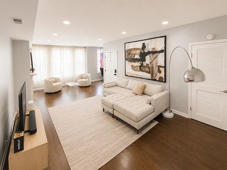 3323 W Washington Blvd — Photo 1