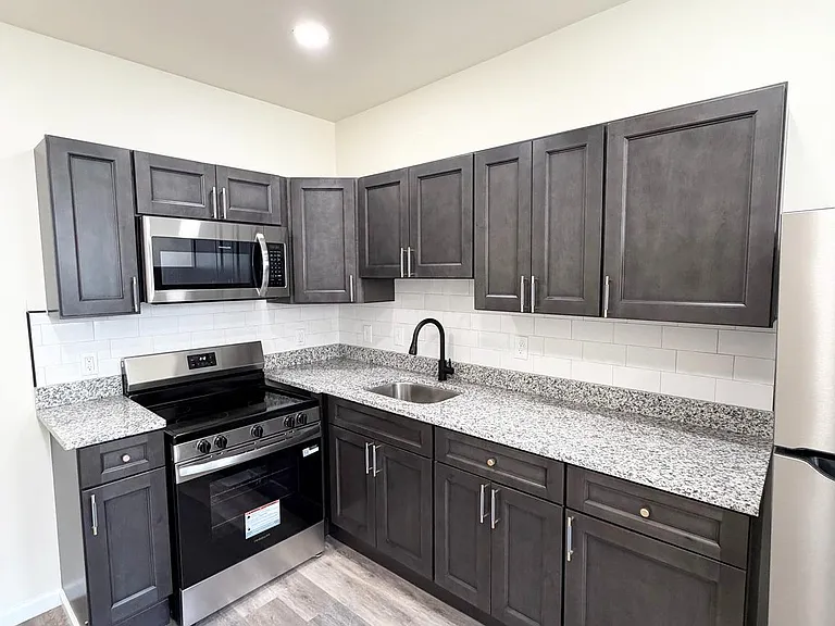240 W Ontario St #1 — Photo 4