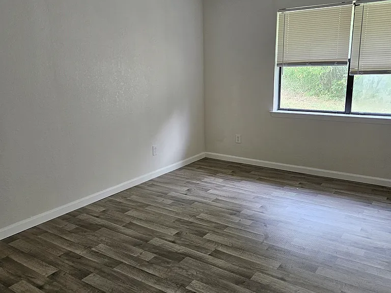710 34th St NE — Photo 5
