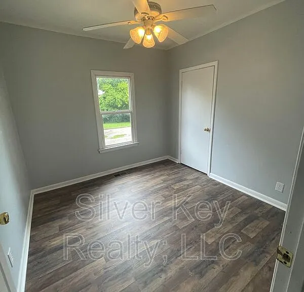 914 E Madison Ave — Photo 7