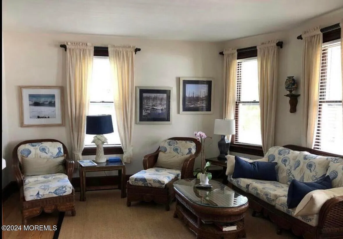 6 bed, 3042 sqft, $10,500 — Photo 3
