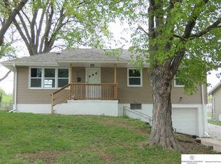 6702 Parkview Ln, Omaha, NE 68104