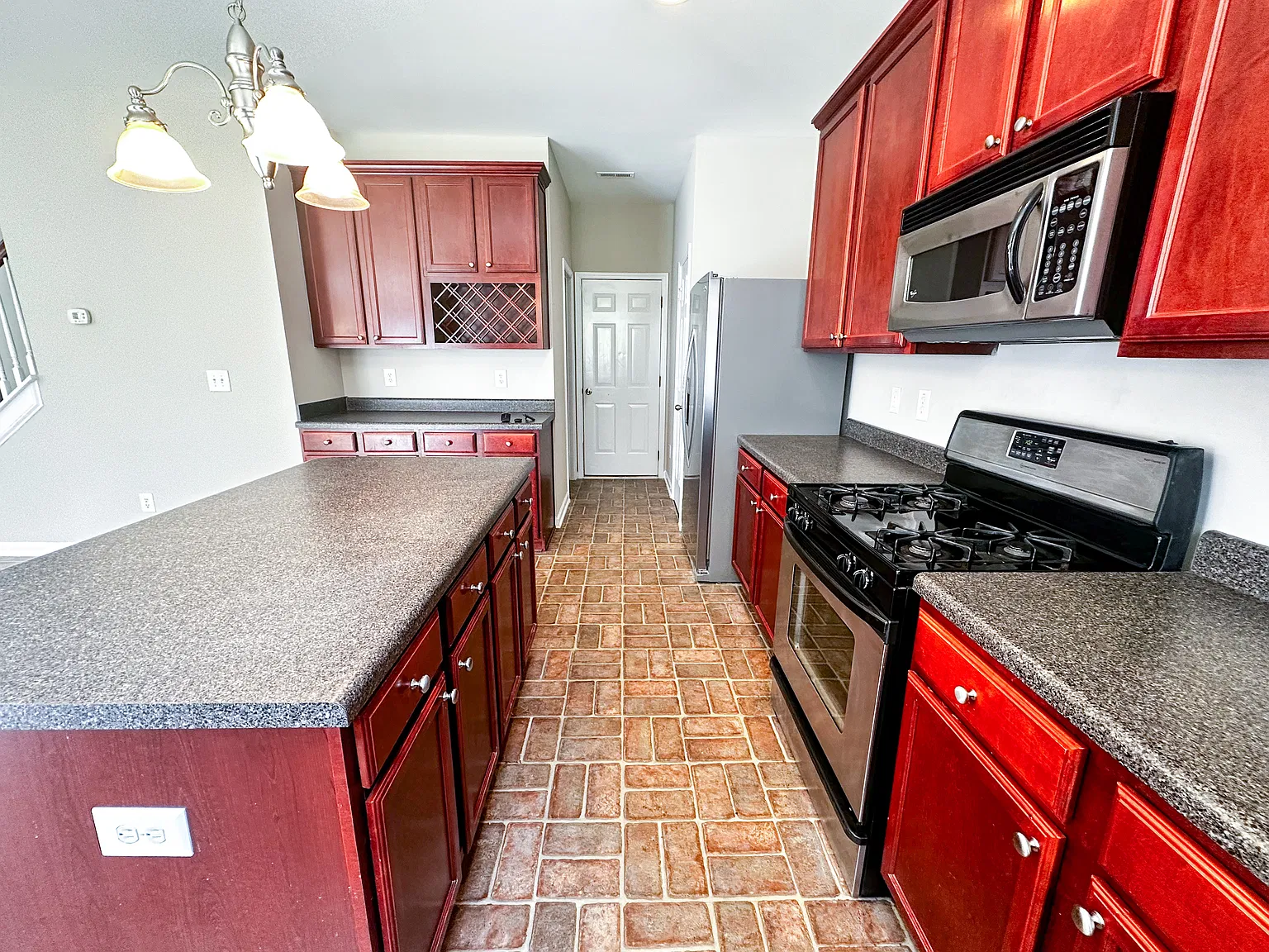 3 bed, 2.5 bath, 2100 sqft, $2,100 — Photo 4