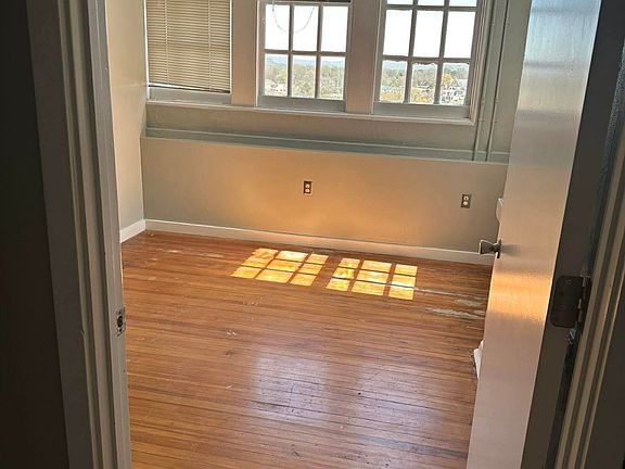 4th image of 125 Oak St #104