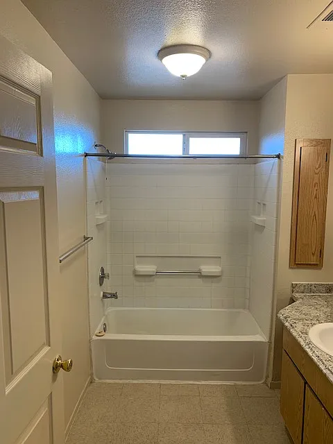 Bathroom with Tub/Shower combo