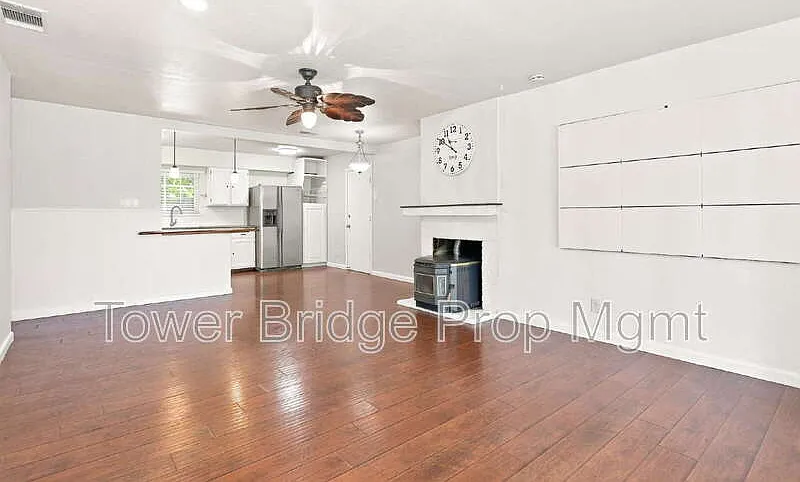 3 bed, 2.0 bath, 1081 sqft, $2,425 — Photo 4