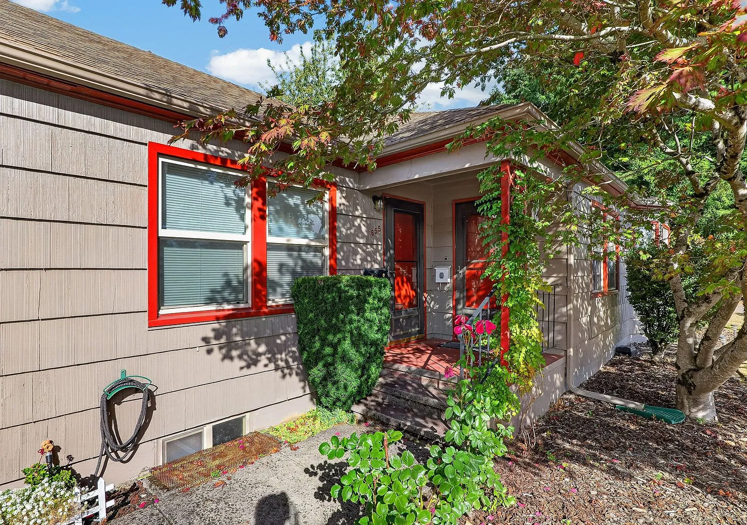 Charming 1 Bedroom Unit with Basement storage & Private Laundry — Photo 1