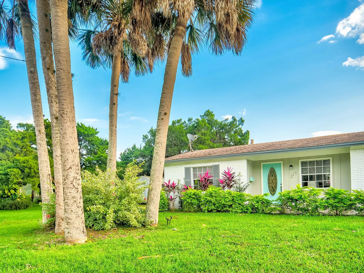3 bed, 2.0 bath, 1032 sqft, $2,500 — Photo 3