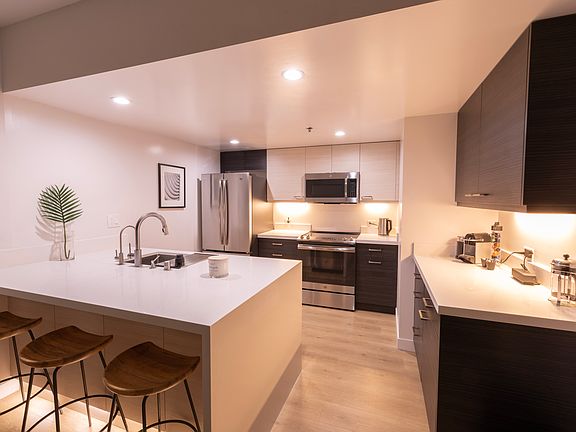 5th image of 425 W Beech St Unit 431