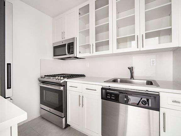 3rd image of 141 Amsterdam Ave #11S