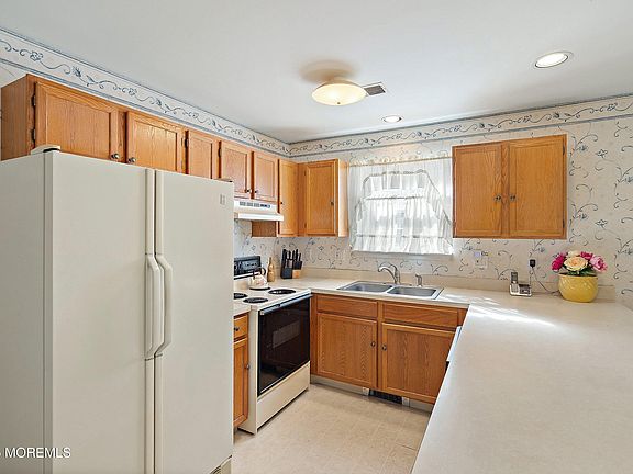 3rd image of 401 Lily Court #1