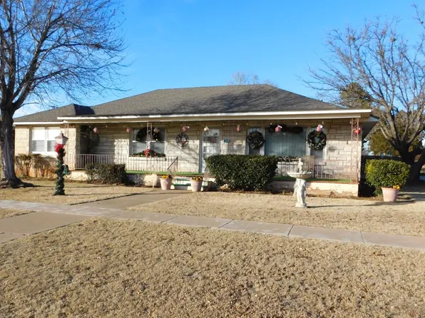 402 W 9th St, Hale Center, TX 79041