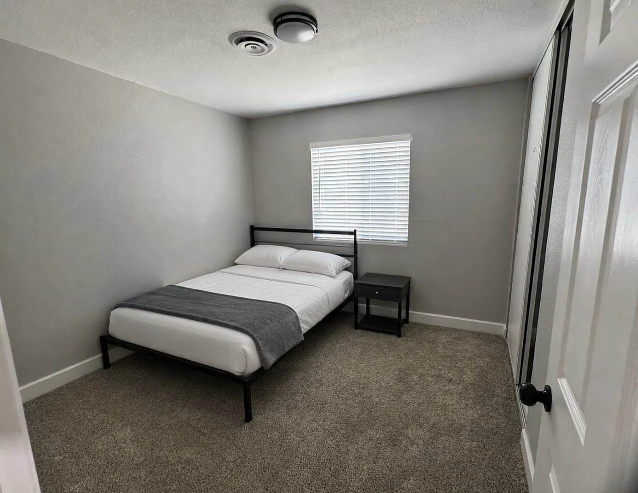 4 bed, 2.0 bath, 2000 sqft, $901 — Photo 1