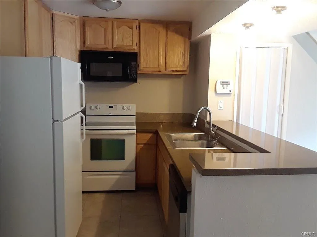 2 bed, 904 sqft, $1,800 — Photo 3