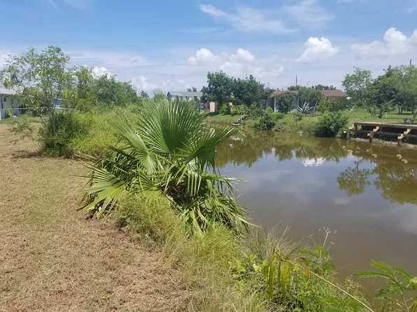 213 W Sagebrush St, Rockport, TX 78382