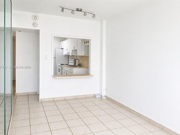 3rd image of 100 Lincoln Rd #732