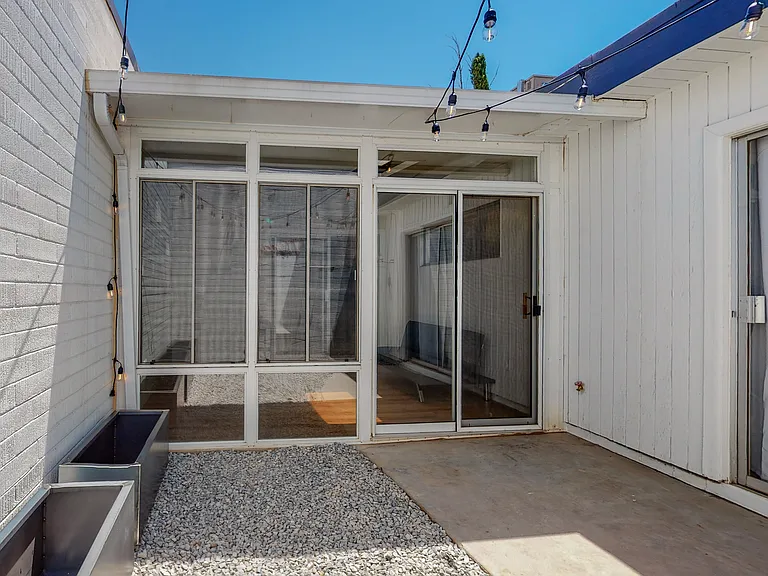 Remodeled / Fully Loaded 2 Bed / 2 Bath in Uptown — Photo 30