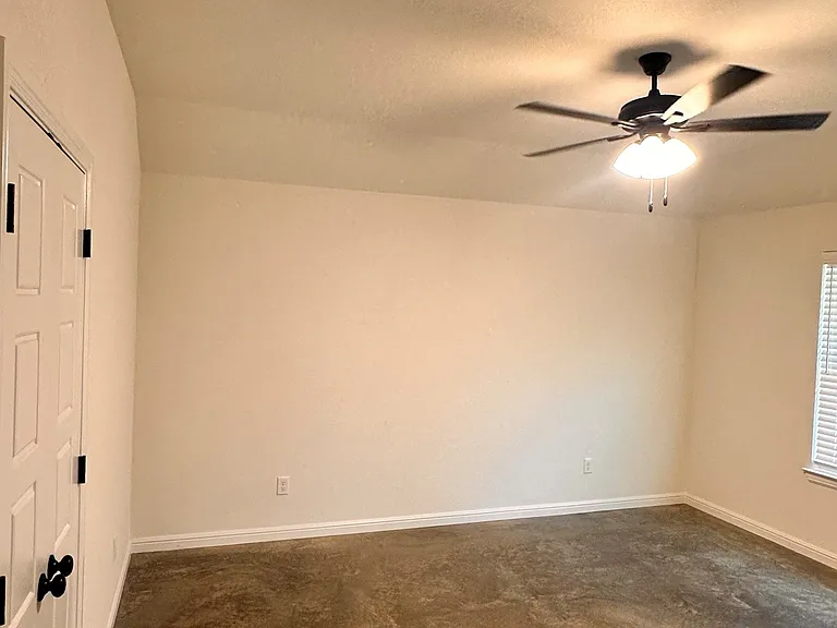 401 E Allen Ave — Photo 3