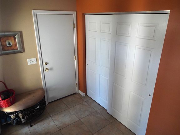 Foyer Entry w/huge closet