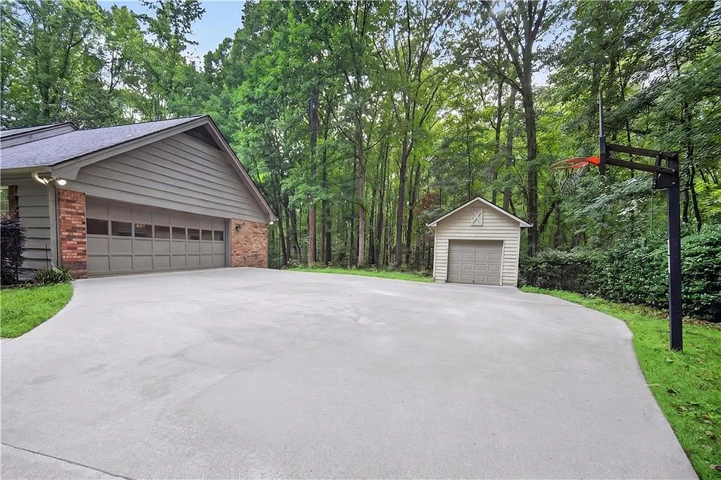 4 bed, 3.0 bath, 1892 sqft, $2,300 — Photo 4