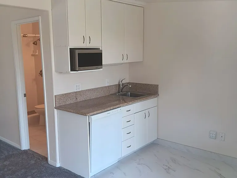 Post Rd — Photo 3