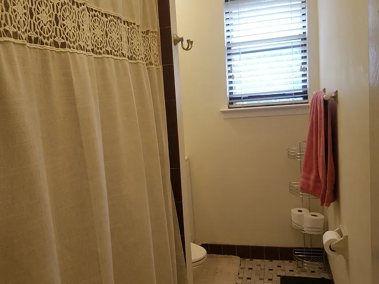806 Yorkshire Dr — Photo 9