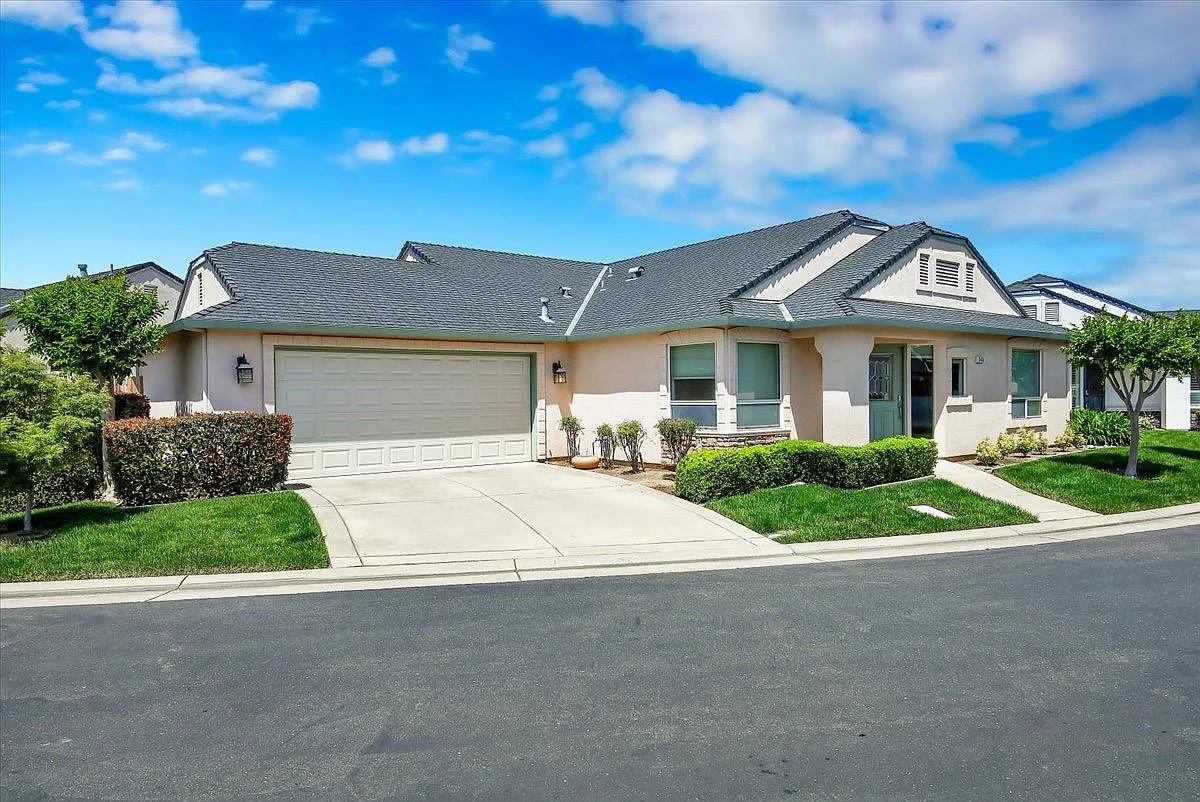 545 Village Dr photo 1