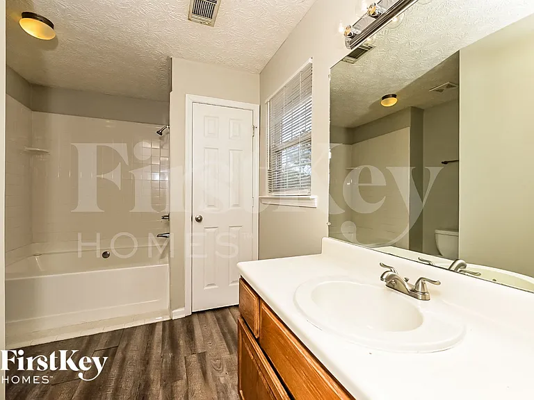 215 Brooks Dr — Photo 9