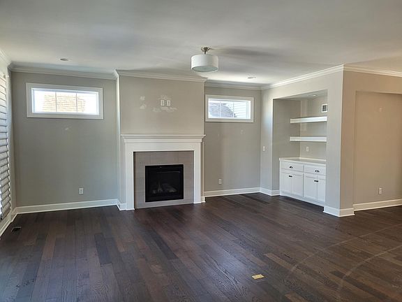 5th image of 711 W 44th St