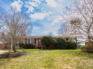 15 Looking Glass Ln, Asheville, NC 28805