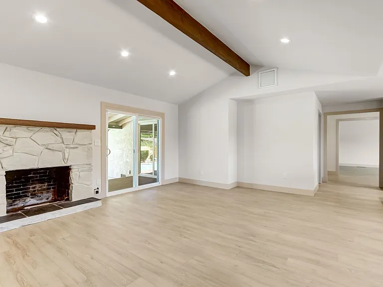 965 Jonas Ave — Photo 6