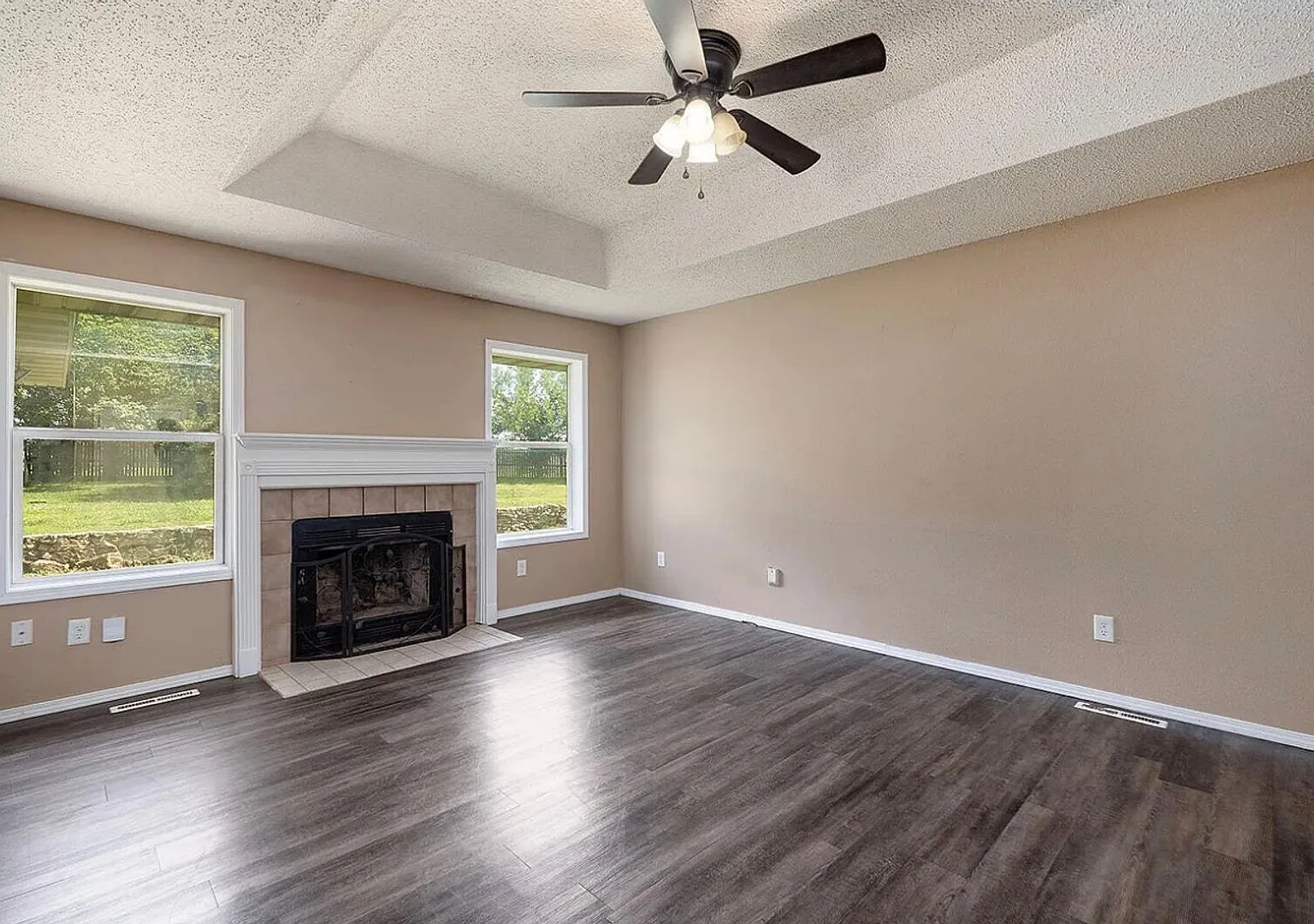 Available Now 3 bedroom 2 bath 2 car garage — Photo 4