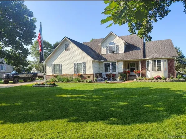 221 Maplewood Dr #28, Clarkston, MI 48348