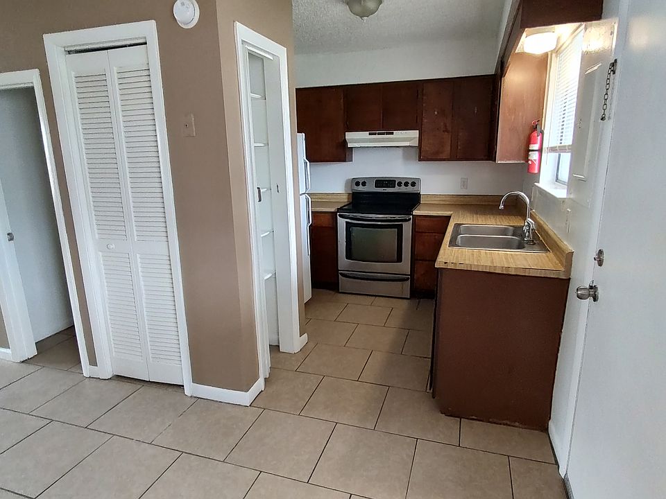 Kitchen ice maker