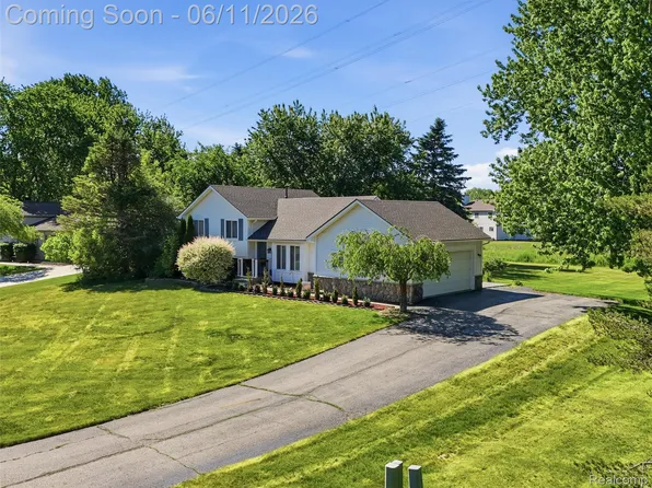 1087 Eagle Nest Dr, Rochester, MI 48306