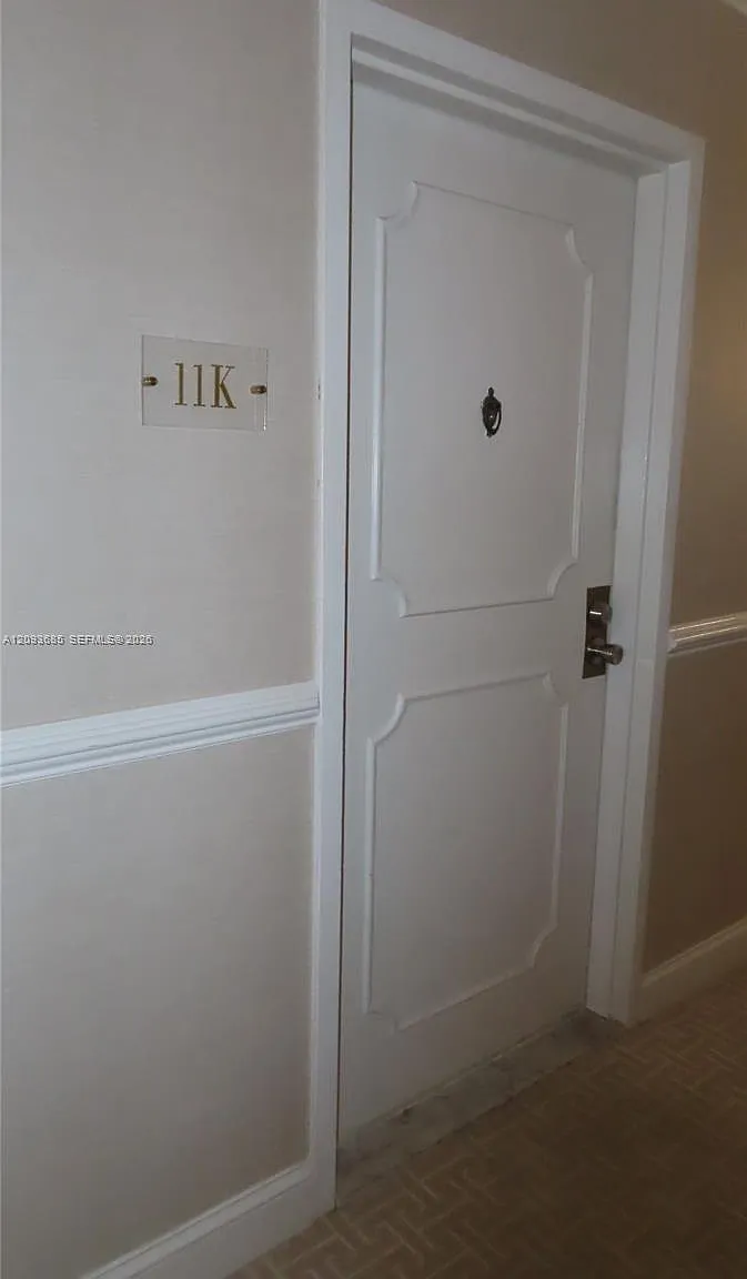 Royal Embassy Condo — Photo 2