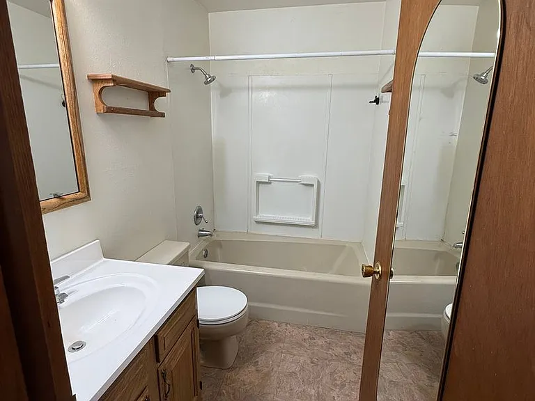 1720 W Olive St — Photo 3