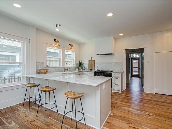 3rd image of 811 Redan St