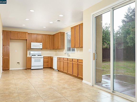 4th image of 874 Devonshire Ln