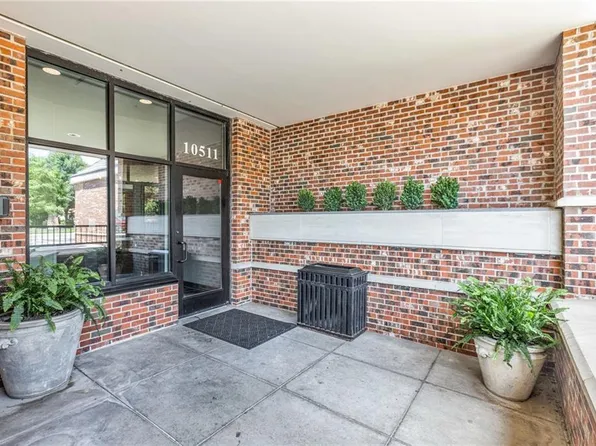 10511 Mission Rd Unit 301, Leawood, KS 66206