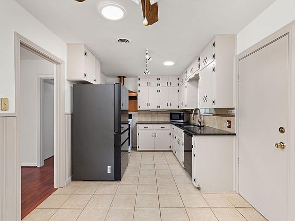5th image of 1105 Alegria Rd