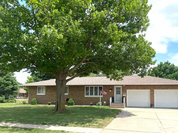 1848 N West St, Carroll, IA 51401