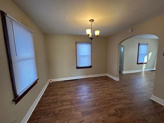5th image of 905 9th Ave SW