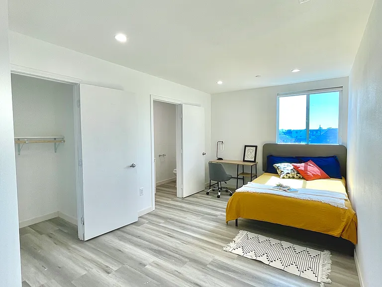 1476 W 35th St — Photo 37