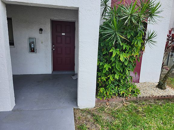 2nd image of 2231 E 5th St APT 104
