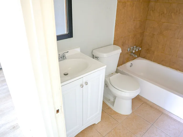 909 Yorkshire St #7 — Photo 5