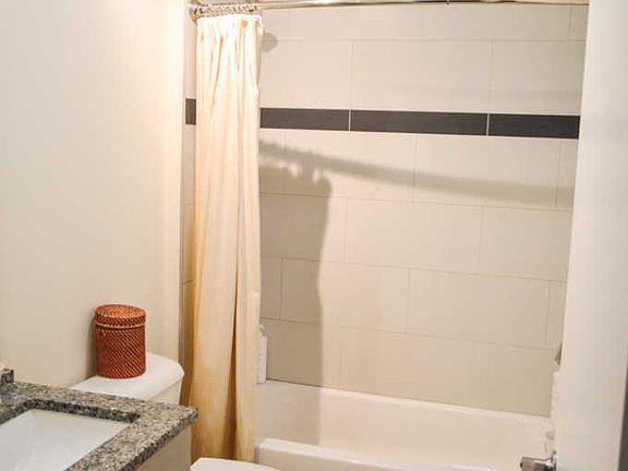 4th image of 1809 W Argyle St APT 3A