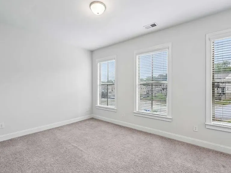687 Avondale Creek Dr — Photo 14