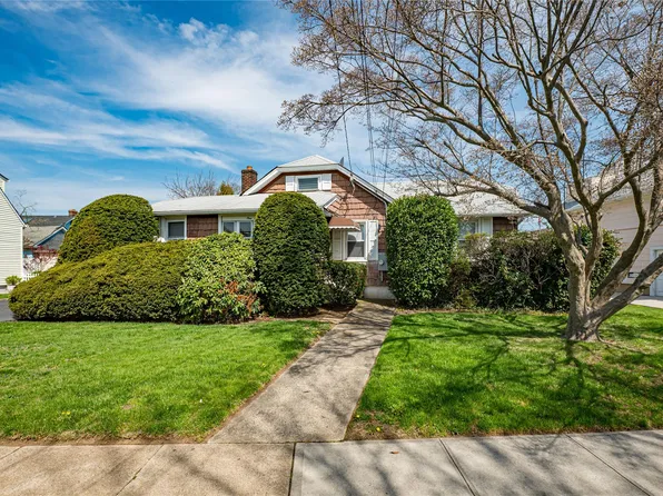 158 1st Street, Hicksville, NY 11801