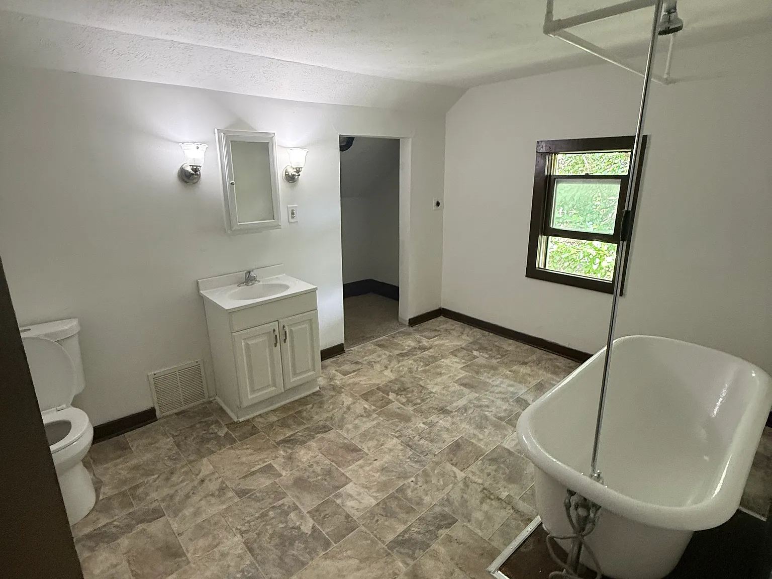 2 bed, 900 sqft, $900 — Photo 4